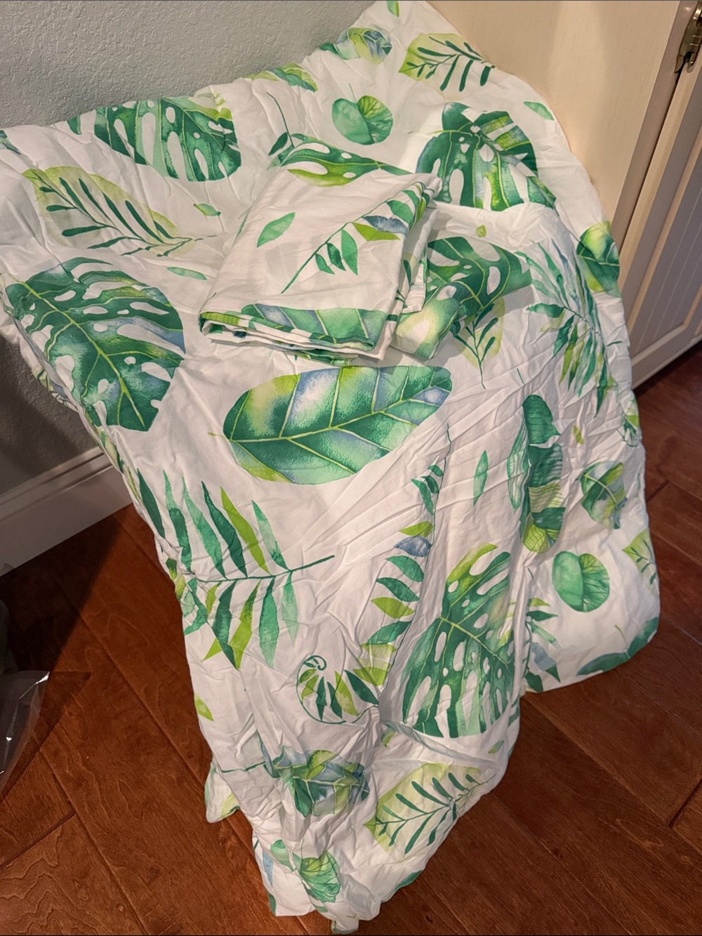 Tropical Leaf Print Comforter Set - Green on White